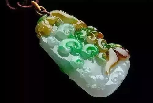 翡翠|视野丨1000万买下的翡翠毛料，一刀切出稀有的四色手镯！