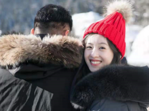 章泽天|章泽天罕晒短发照！捧大束鲜花人比花娇，一天开5个会变身女强人