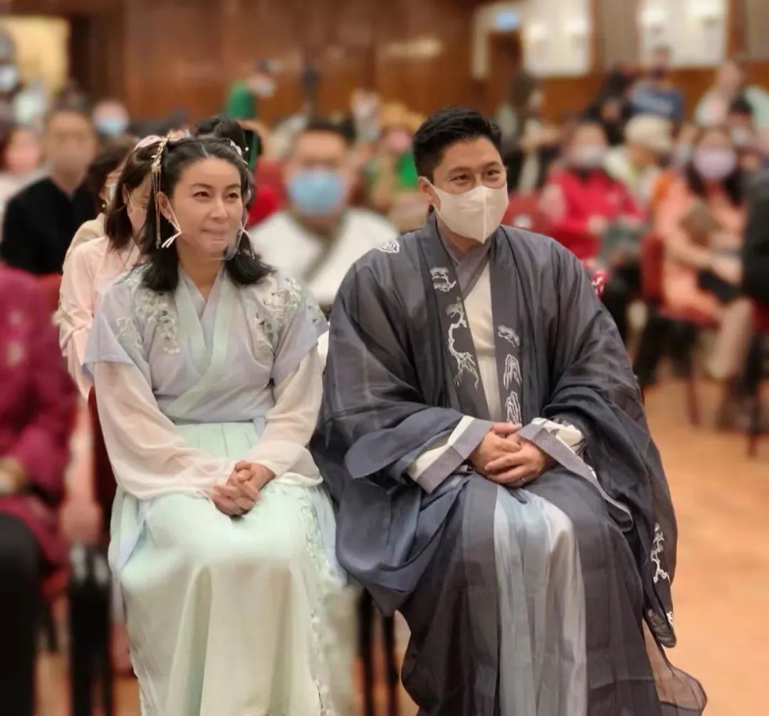 郭晶晶|跳水皇后郭晶晶依旧用4年前的手机，穿汉服出席活动，气质惊艳