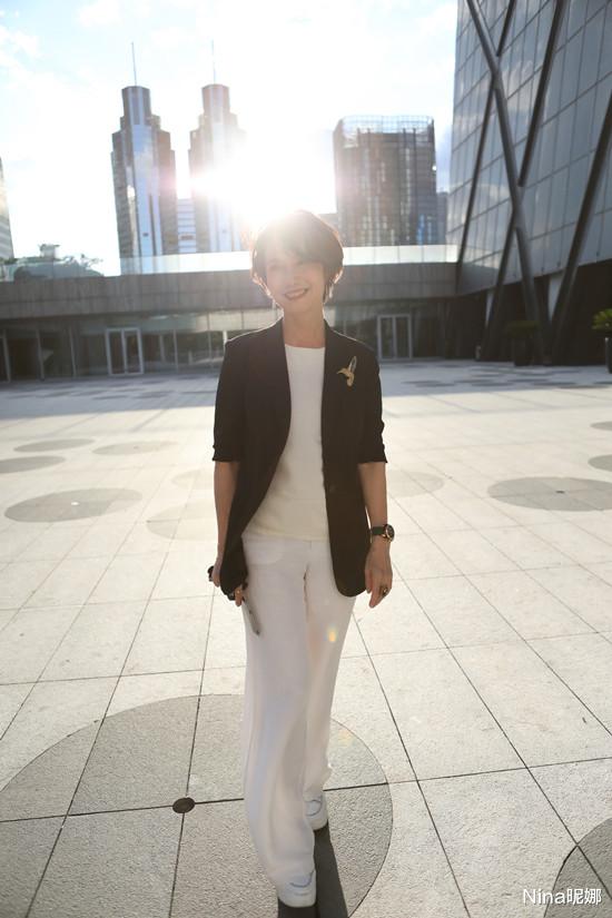 徐俐|央视退休主持徐俐上综艺，花甲之年穿西装戴耳环太抢镜，众女主持遭无视