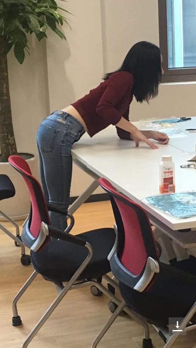 农村妇女有多疯狂?丈夫死后,这位美丽的妻子被迫妥协,暴露了农村妇女的痛苦。