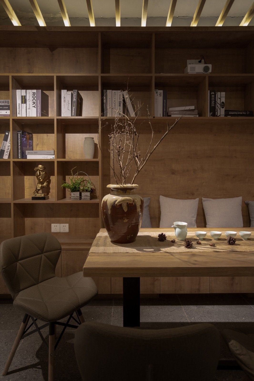 |70平简朴二居室，温润的实木加上暖亮的色调，让人倍感温馨