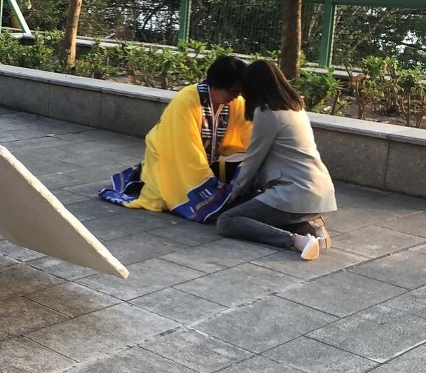 尹天照|56岁尹天照复出再做僵尸做道长？张文慈晒照片贺开工