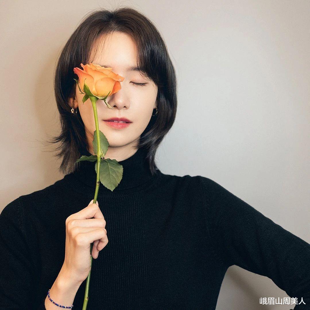t恤|?女人别总扎“低马尾”，今年流行这3种发型，杨幂、迪丽热巴早安排了！