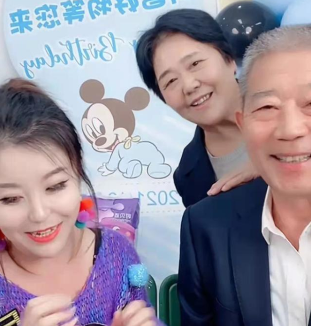 “天赐宝宝”已经2岁了,老两口曾坦言吃穿不愁,如今带娃赚钱?