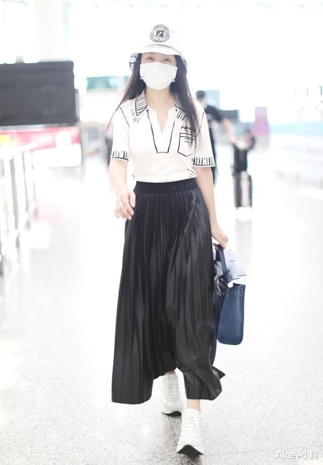 Ainee小屋|杨钰莹居然是70后，气质清纯妆发少女，戴眼镜说是学生也不为过