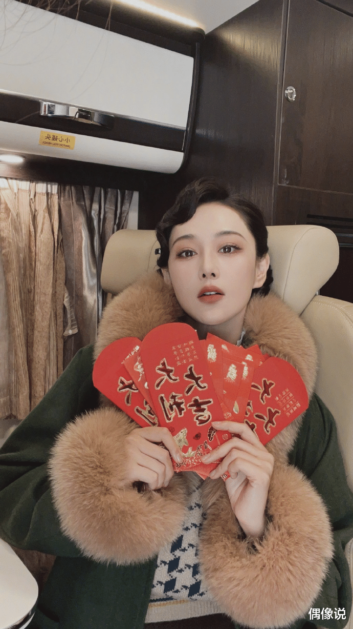 张馨予|张馨予海边拍杂志遇大风，伞被吹坏超狼狈，吐槽：别相信杂志成片