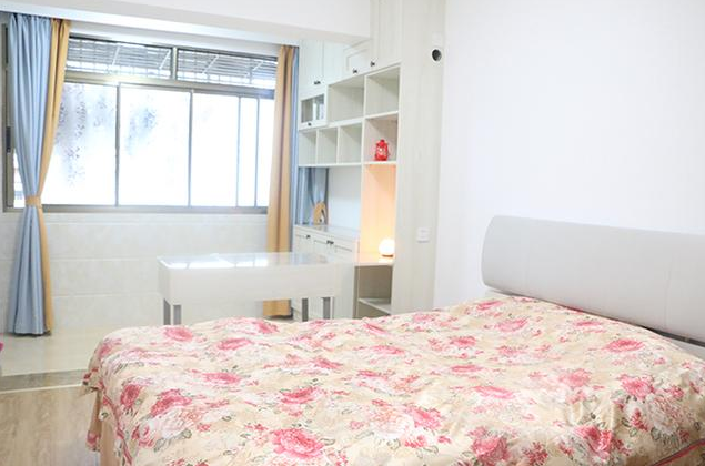 新家装修完毕，朋友都说卫生间的洞洞挖的好，餐厅装修也有特色！