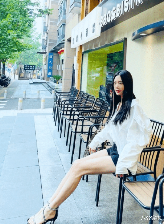八分穿搭|克拉拉不愧是“亚洲第一美女”，牛仔套装中性飒爽，搭吊带显妩媚