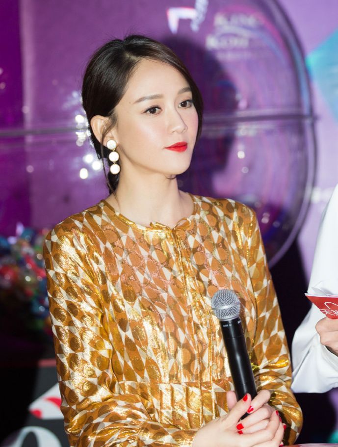 闲鱼有话说 陈乔恩过了40身材走样,穿挂脖裙看着好“壮实”,终于有中年味道