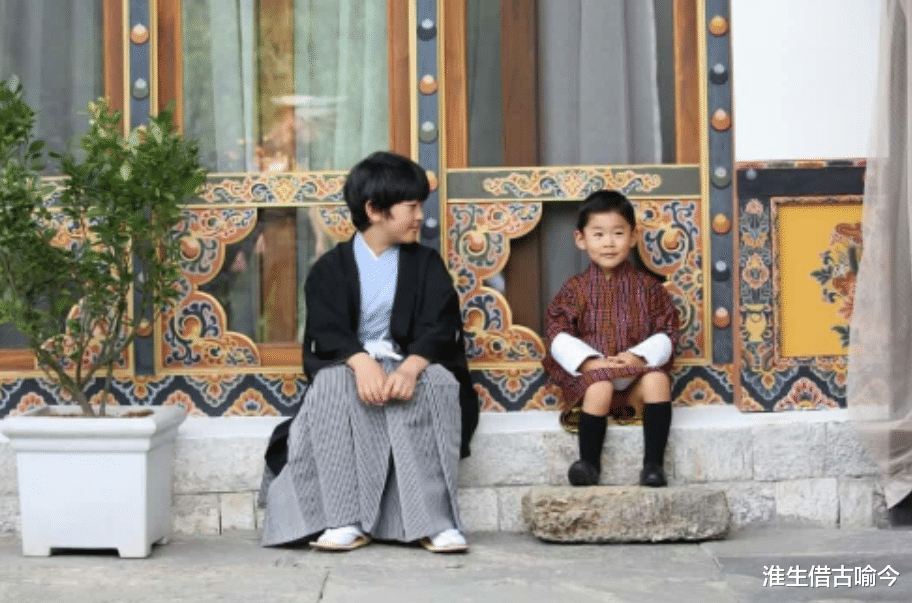 不丹|29岁不丹王后和日本纪子妃一家同框！王后太迷人，两家小王子比萌