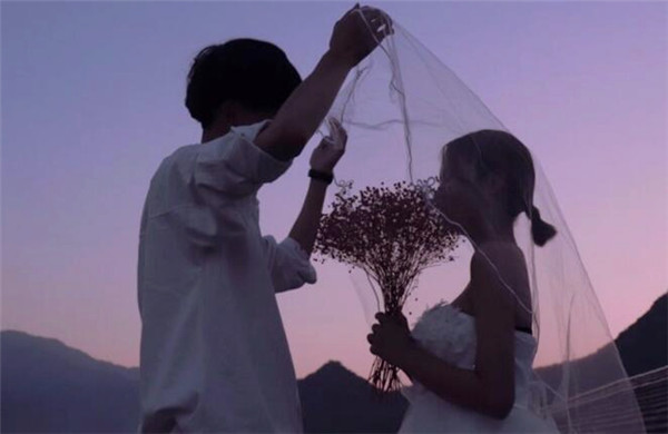 明月的小清风 女子去男方家,对方父母爱答不理,给200元红包,女子暴怒欲分手