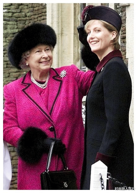 时尚丽人风行|英国女王17岁孙女艳压群芳！廓形西装显臃肿，56岁王妃靠\＂嫩\＂取胜