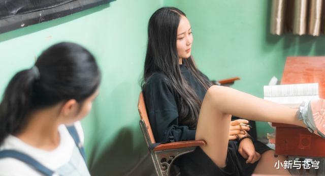 小新与苍穹 老师上课期间被学生羞辱，施以体罚后又遭处分，内因实为家教缺失