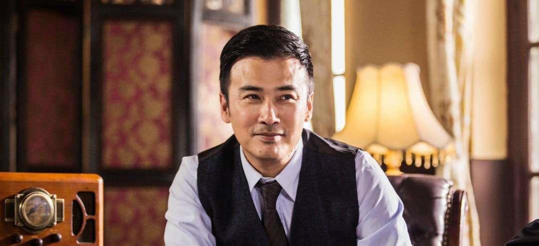 张嘉益|年轻时灰容土貌，老了却风格儒雅，这8位男星“越老越有味”