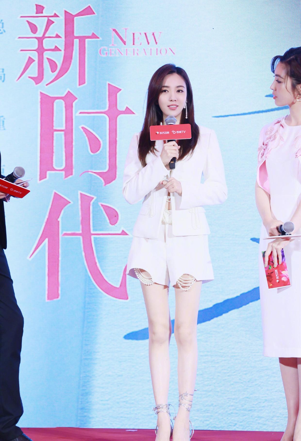 何有强|王晓晨又美出圈了，一袭裸色纱质连衣裙浪漫温柔，美得高级洋气