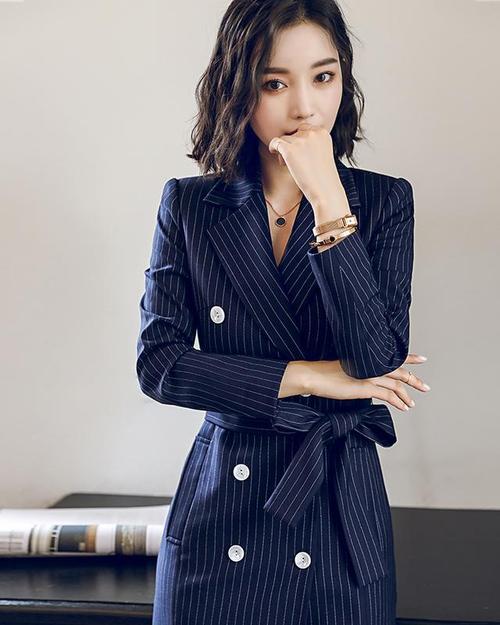 可彡个人形象管家|张予曦沉浸式雅痞妆飒酷十足,你找到穿搭的灵感了没?