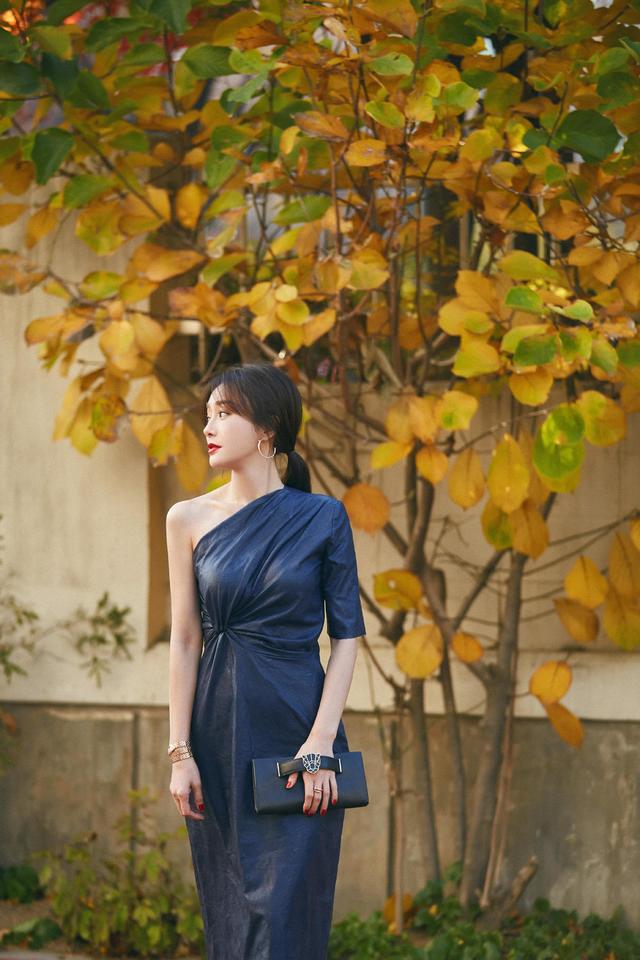 闲鱼有话说|秦岚气质越来越好,拿块“塑料布”当裙子就登台,却意外时髦高级