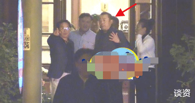 苏有朋|周立波近照发福变样？吞云吐雾似“老烟枪”，富豪老婆胡洁似小女人