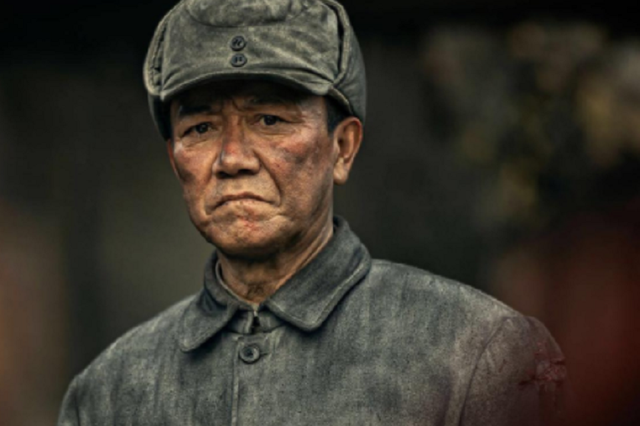 李幼斌|演员李幼斌与友人聚会，穿破洞毛衣喝茅台，“西门庆”李强也在场