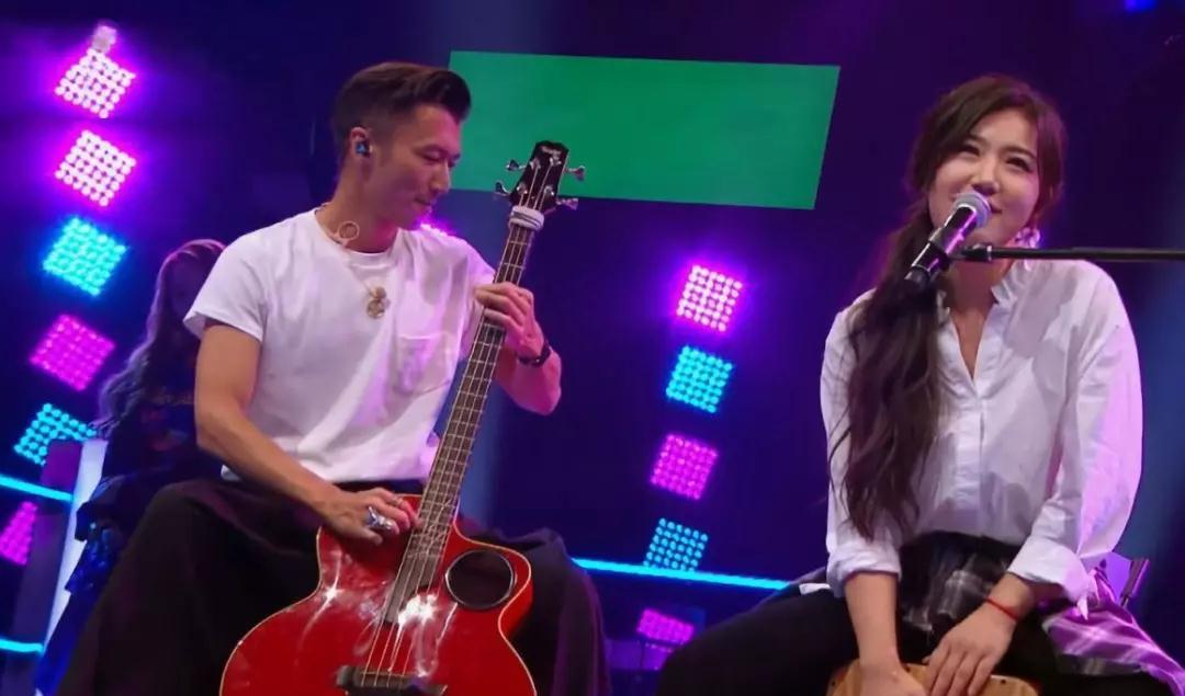 梅利爱说事 谢霆锋跟邓紫棋一起去别的节目当导师了，他放弃《好声音》了吗？