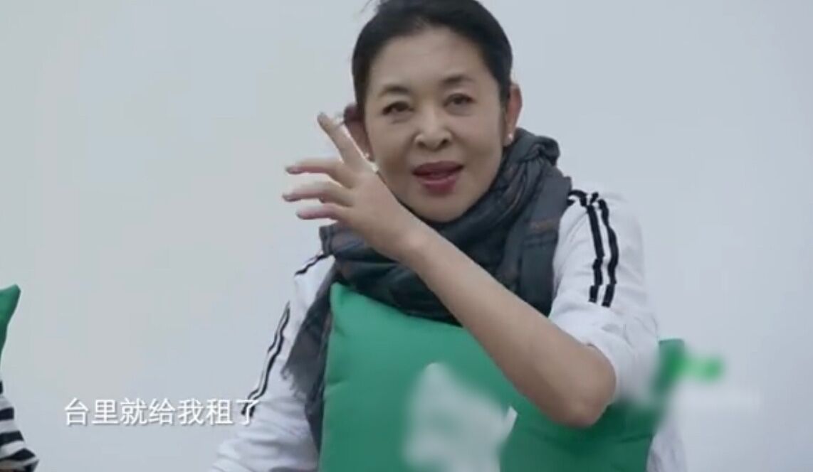 |知名主持人北漂10年仍在租房，厨房简陋遭嘲讽，自曝省钱资助他人