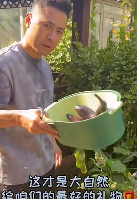 奶球妈咪聊|47岁黄征在自家花园里干农活,穿拖鞋在泥地走,庭院一角曝光豪宅