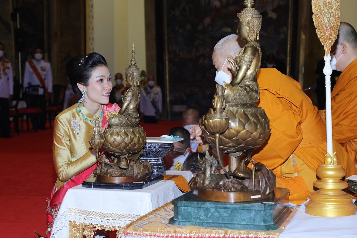 全球时尚风行 苏提达挑起大梁了!摇着牡丹折扇母仪天下,热得满头大汗衣服湿透