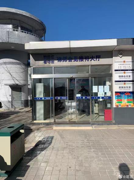 吴亦凡|最后的疯狂！吴亦凡粉丝深夜聚集拘留所，想看偶像最后一眼