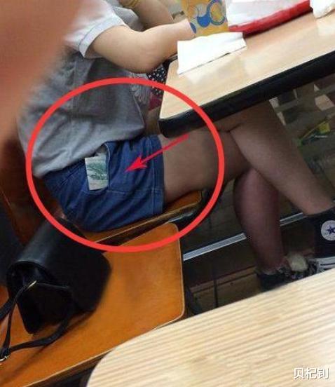 |妹子一看就是城里来的，在玉米地里这么穿，不扎胳膊么