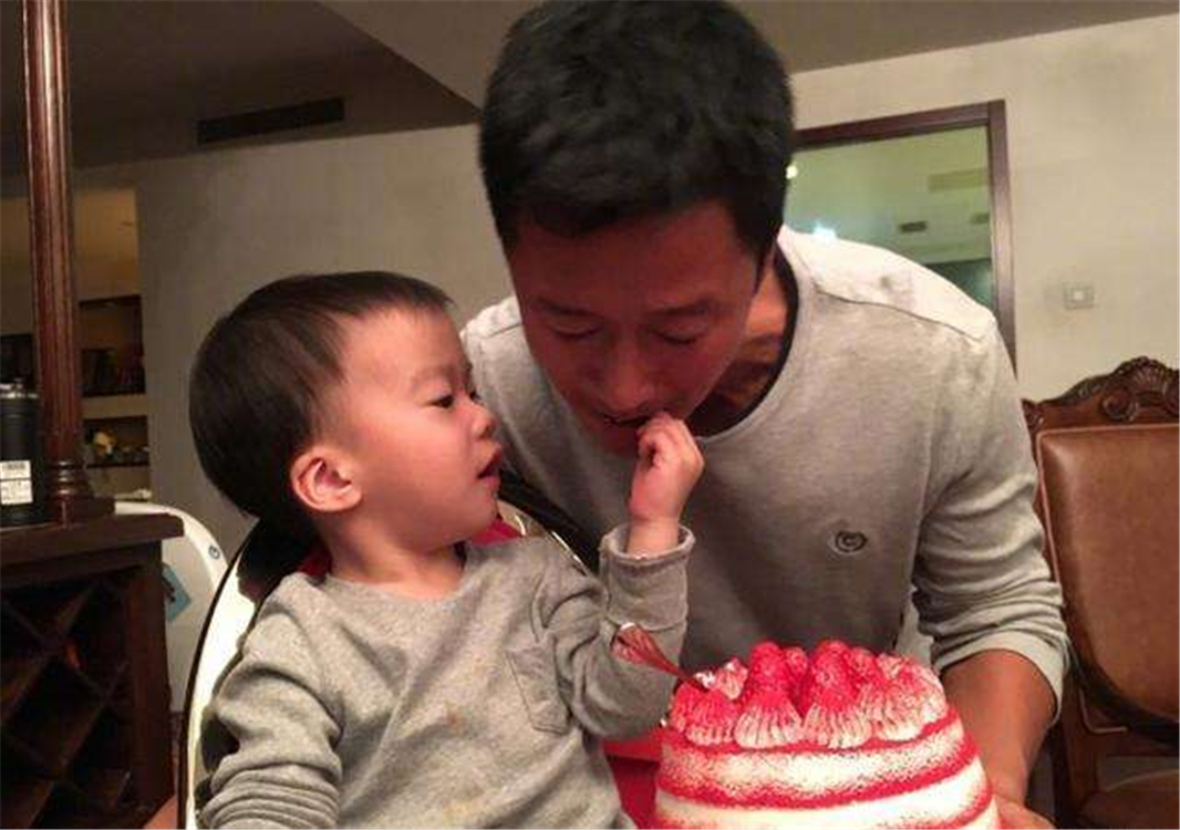 二胎|吴京谢楠生完二胎后，5岁大儿子突然不会走路了，原因令父母羞愧