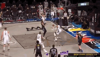 布雷克·格里芬|霸气！格里芬起飞单臂隔扣字母哥，队友上前祝贺，现场沸腾了