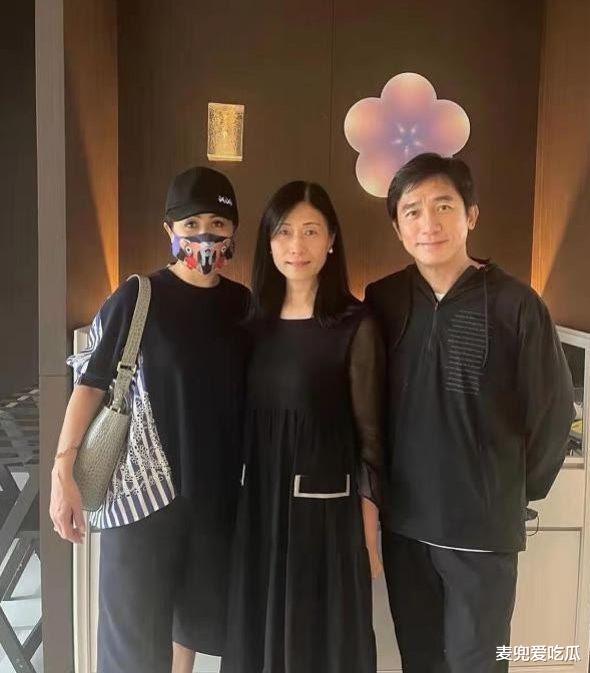 梁朝伟|59岁梁朝伟逛街被偶遇？本人被赞低调有礼貌，网友：好像我爸