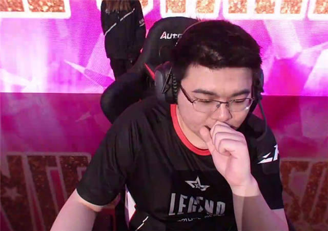 韦神|韦神重回LPL,台下一个灯牌亮到泪目,韦神隔空喊话:我不算退役