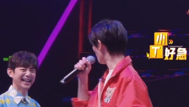 丁程鑫|妈妈惊喜亮相，张真源和丁程鑫的表情透露在家地位，怂的好快