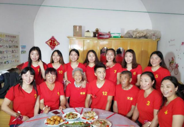 瑶瑶 11个姐姐凑32万给弟弟买房娶媳妇，如今姐姐们的现状令人感慨！