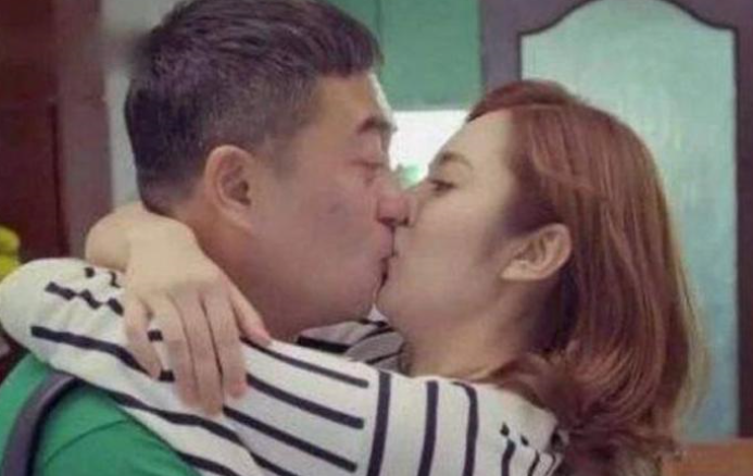 胡歌|胡歌亲过她的脚，张嘉译的嘴被她亲肿，31岁仍凭借实力走红网络