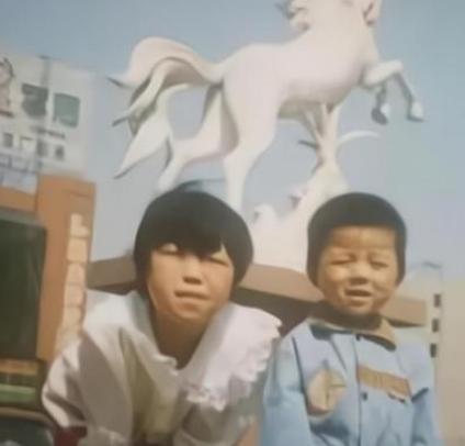 郭希宽|郭威童年照头部流血，网传是被郭希宽用皮带抽的，已经伤到视力了