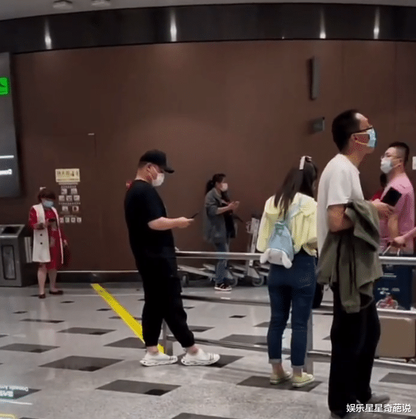 岳云鹏|小别胜新婚！岳云鹏机场接媳妇被偶遇，情不自禁索吻羞涩推开遭围观