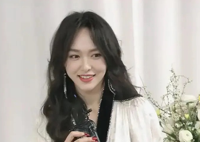 唐嫣|唐嫣开工直播忘开美颜,当镜头拉近看她的脸,37岁颜值令人看楞