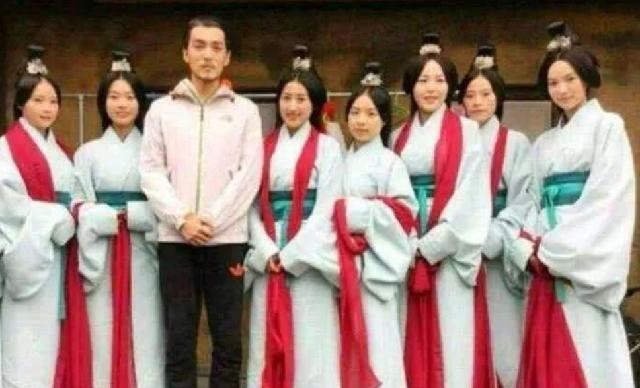 横店|横店20万群演现状：懒汉们的天堂，美女却遍地“泛滥成灾”