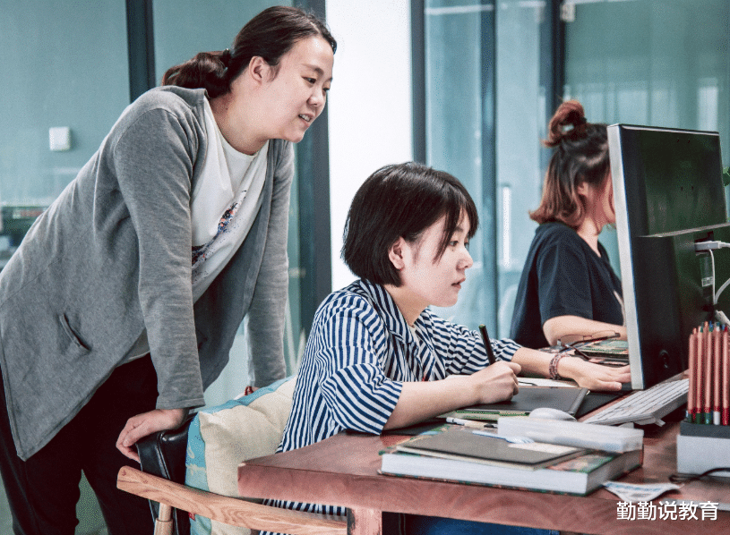 教师|我国“最受欢迎”的职业排名，公务员被“踢”出前3？榜首费头发