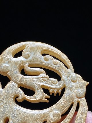 和田玉籽料|汉 和田玉籽料沁色 镂空 龙凤纹玉珮