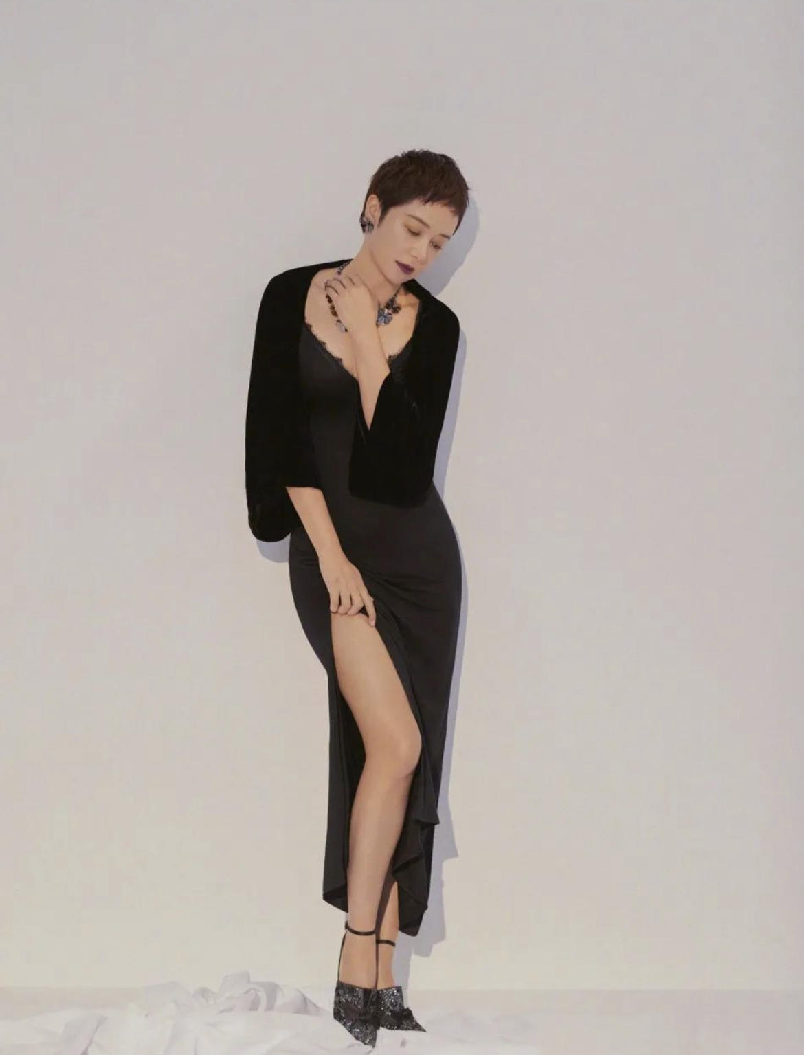 穿衣搭配|蒋雯丽留短发依然女人味十足，穿v领黑色礼服裙高级优雅，太美了