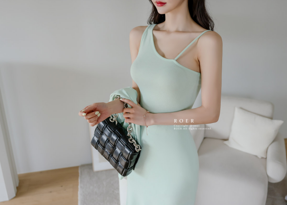 心壹穿搭|女神孙允珠时尚搭配：希腊风复古女神烟绿薄荷长裙