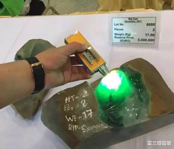 翡翠|翡翠在缅甸遍地都是，矿区里面的翡翠原石随便捡？这是真的吗？