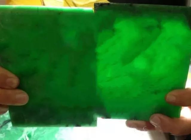 翡翠|一块14公斤红皮壳翡翠原石，一刀竟切出一箩筐百万手镯，无敌了！