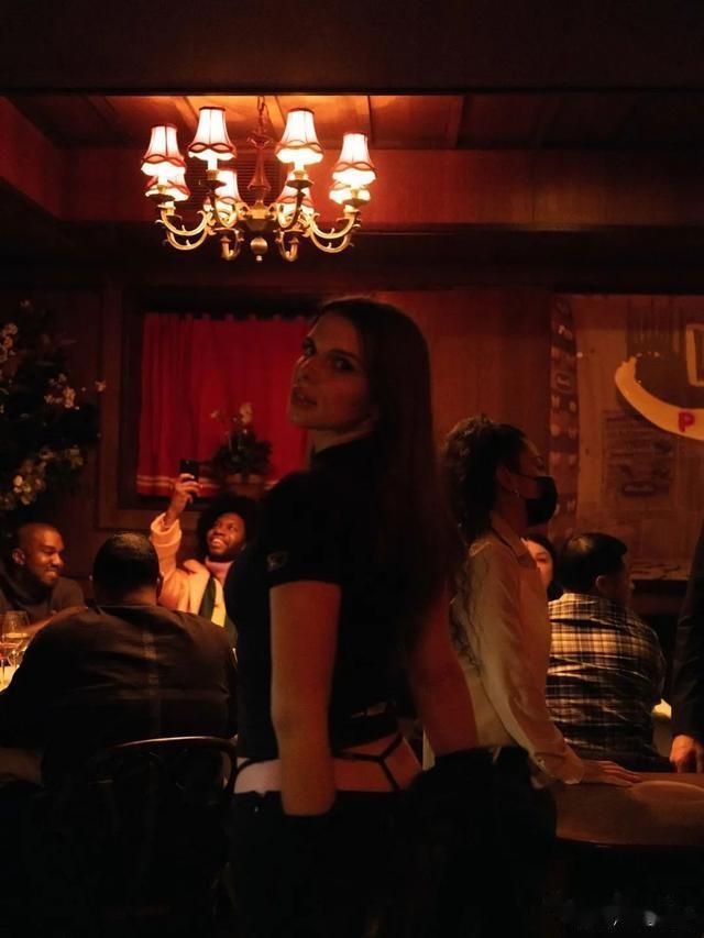 金·卡戴珊|眼看复合无望，坎爷这是把新女友打造成“卡戴珊2.0”？