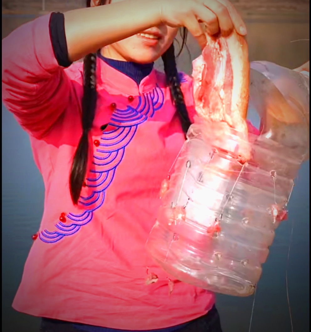 |美女发明“新钓法”一竿十几条大鲫鱼，网友、五花肉炖了不香吗？