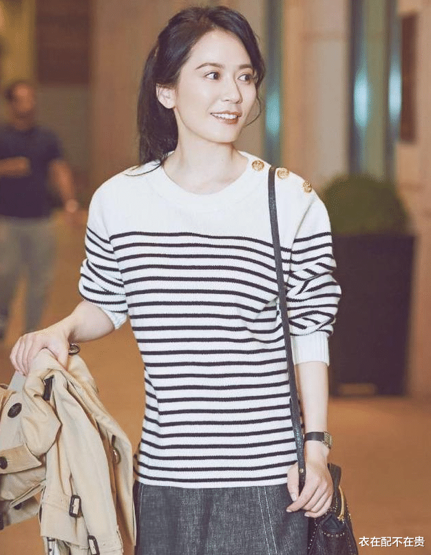 条纹衫|俞飞鸿：高级不费劲的美！穿条纹衫扎马尾很清爽，同龄人可照着穿